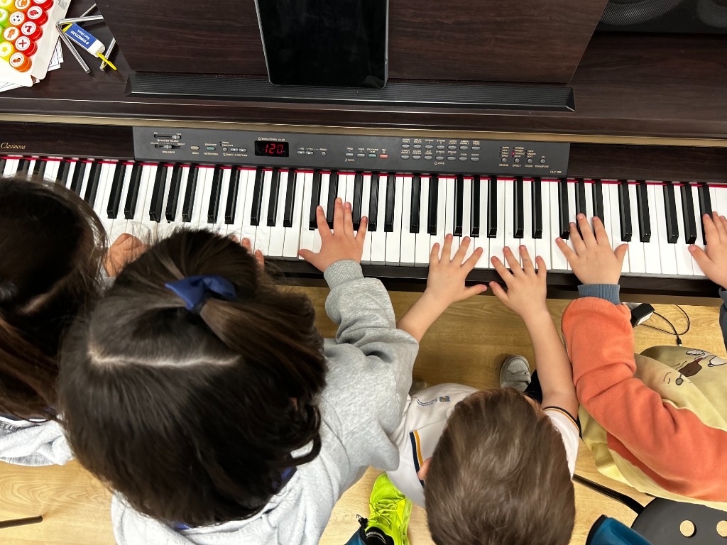 Alumnos tocando el xilófono